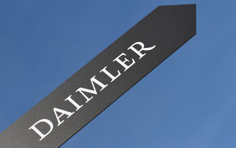 © Reuters. FILE PHOTO: A sign showing the name of German truck maker Daimler is pictured at the IAA Truck Show in Hanover September 22, 2016. REUTERS/Fabian Bimmer/File Photo