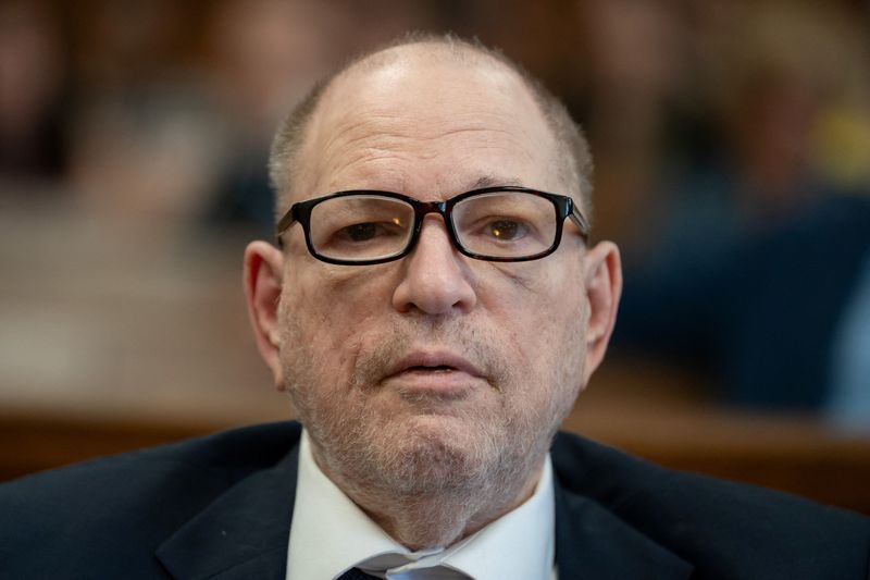 © Reuters. FILE PHOTO: Former film producer Harvey Weinstein appears in court in New York, U.S.,  July 19, 2024. Adam Gray/Pool via REUTERS/File Photo