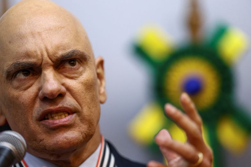 ©Reuters. FILE PHOTO: Brazil Supreme Court Judge Alexandre de Moraes attends an event where he received a tribute from the Sao Paulo Public Prosecutor's Office, after Brazil's Supreme Court ordered the immediate suspension of social media platform X in the country, in Sao Paulo , Brazil August 30, 2024. REUTERS/Carla Carniel/File Photo