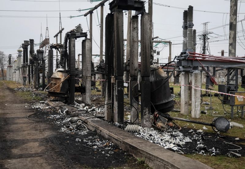 © Reuters. FILE PHOTO: A view shows a Ukrenergo high voltage substation damaged by a Russian military strike amid Russia's attack on Ukraine at an undisclosed location in central Ukraine November 10, 2022. REUTERS/Gleb Garanich/File Photo