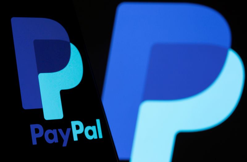 © Reuters. The PayPal logo is seen on a smartphone in front of the same logo displayed in this illustration taken September 8, 2021. REUTERS/Dado Ruvic/Illustration