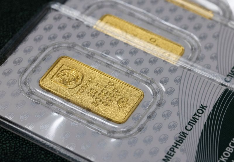 © Reuters. FILE PHOTO: 20-gram gold ingots are on display in Moscow, Russia, May 22, 2023. REUTERS/Maxim Shemetov