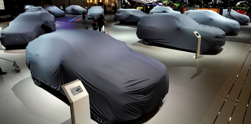 © Reuters. FILE PHOTO: Covered new cars are displayed during the Salao do Automovel International Auto Show in Sao Paulo, Brazil November 7, 2018.   REUTERS/Paulo Whitaker/File Photo