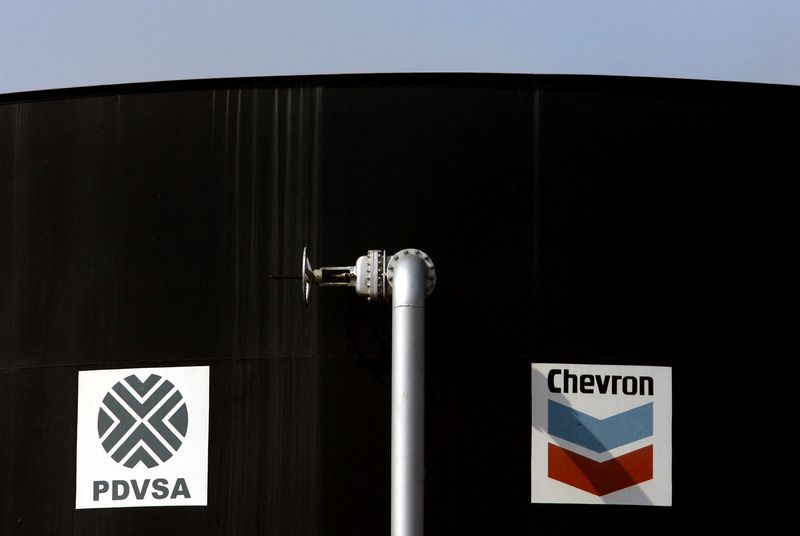 © Reuters. FILE PHOTO: An oil tank is seen at field Boscan outside Maracaibo City in Venezuela, May 26, 2006. REUTERS/Jorge Silva/File Photo