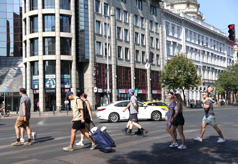 &copy; Reuters. FILE PHOTO: Tourists pull their suitcases in downtown Budapest, Hungary, September 4, 2024. REUTERS/Bernadett Szabo/File Photo