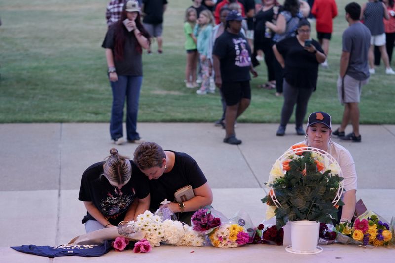 &copy; Reuters. People attend a vigil at Jug Tavern Park following a shooting at Apalachee High School in Winder, Georgia, U.S. September 4, 2024. REUTERS/Elijah Nouvelage