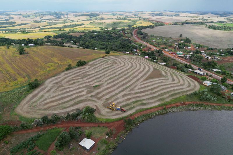 &copy; Reuters. Uma visão de drone mostra trabalhadores rurais e máquinas agrícolas durante a colheita de soja na terra indígena Nonoai, no Estado do Rio Grande do Suln4/04/2024nREUTERS/Diego Vara