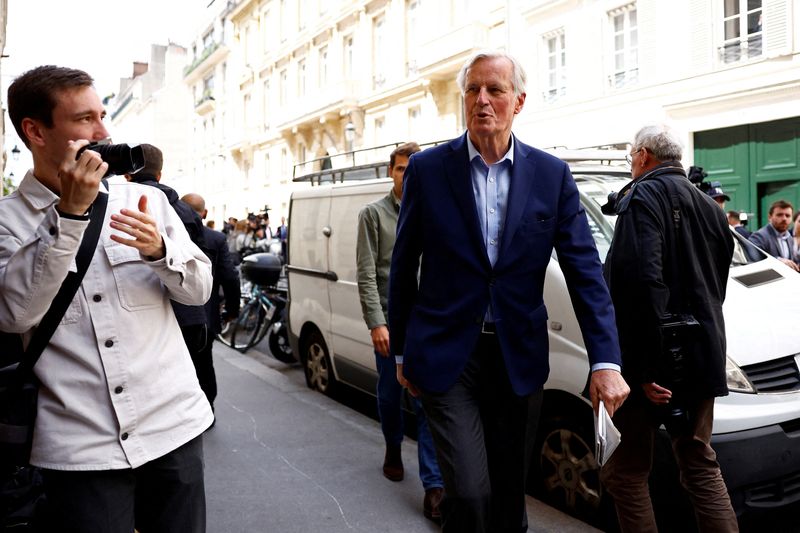 © Reuters. ARCHIVE PHOTO: Michel Barnier of France's conservative party Les Republicains (The Republicans - LR) arrives to attend an emergency meeting called by the leaders of the LR party in Paris, following the decision of their leader Eric Ciotti to form an alliance between his party's candidates and the far-right Rassemblement National (RN) in early parliamentary elections, France, June 12, 2024. REUTERS/Sarah Meyssonnier/File photo