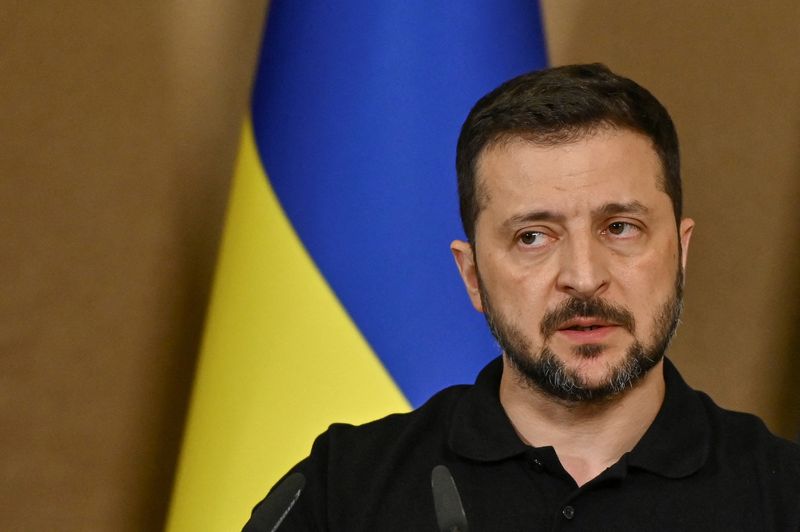 © Reuters. FILE PHOTO: Ukraine's President Volodymyr Zelenskiy attends a joint news briefing with Dutch Prime Minister Dick Schoof, amid Russia's attack on Ukraine, in Zaporizhzhia, Ukraine September 2, 2024. REUTERS/Stringer/File Photo