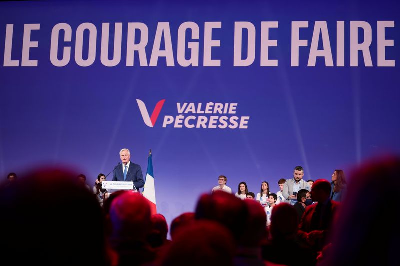 © Reuters. Former EU chief negotiator and Les Republicains (LR) right-wing party member Michel Barnier speaks during a political campaign rally of Valerie Pecresse, head of the Paris Ile-de-France region and LR candidate in the 2022 French presidential election, in Paris, France, April 3, 2022. REUTERS/Sarah Meyssonnier