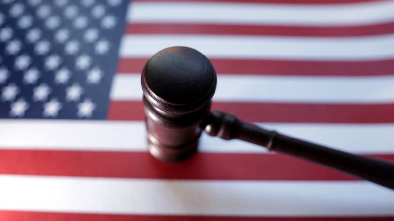 © Reuters. The US flag and the judge's gavel are seen in this illustration taken August 6, 2024. REUTERS/Dado Ruvic/Illustration