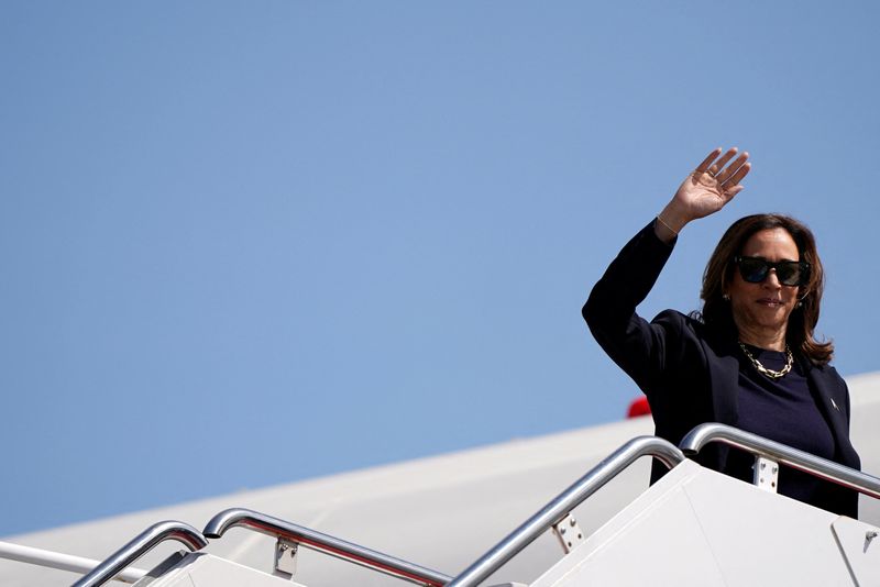 &copy; Reuters. Democratic presidential nominee and U.S. Vice President Kamala Harris boards Air Force Two to depart Joint Base Andrews, Maryland, U.S., September 5, 2024. REUTERS/Elizabeth Frantz/Pool