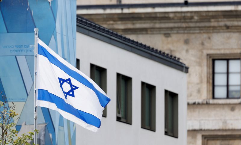 © Reuters. An Israel flag flutters in front of the Israeli consulate after German police opened fire on a suspect who appeared to be carrying a gun near the Israeli consulate and a Nazi history museum in central Munich, Germany, September 5, 2024.     REUTERS/Gintare Karpaviciute