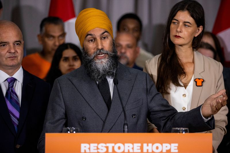 © Reuters. Jagmeet Singh, leader of the left-leaning opposition New Democrats, speaks to reporters about why he suddenly pulled his support for Prime Minister Justin Trudeau, weakening the Canadian leader's position and sparking talk of an early election, in Toronto, Canada September 5, 2024. REUTERS/Carlos Osorio