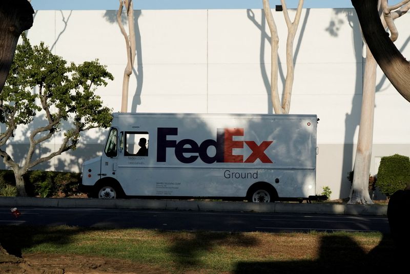 © Reuters. FILE PHOTO: A FedEx last-mile delivery van is seen near a FedEx Ground distribution center in Carson, California, U.S., September 16, 2022.  REUTERS/Bing Guan/File Photo