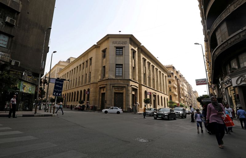 &copy; Reuters. FILE PHOTO: Egyptians walk in front of the central bank in central Cairo, Egypt, June 7, 2017. REUTERS/Mohamed Abd El Ghany/File Photo