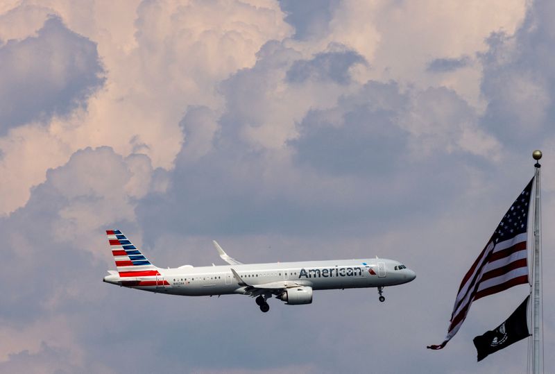 &copy; Reuters. FILE PHOTO: An American Airlines commercial aircraft flies over Washington as it approaches to land at Dulles International Airport, as seen from Washington, U.S., August 5, 2024. REUTERS/ Umit Bektas/File Photo