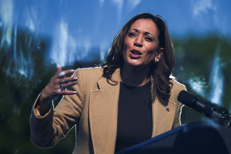 &copy; Reuters. FILE PHOTO: Democratic presidential nominee and U.S. Vice President Kamala Harris speaks behind a protective glass during a campaign stop in North Hampton, New Hampshire, U.S. September 4, 2024. REUTERS/Brian Snyder/File Photo