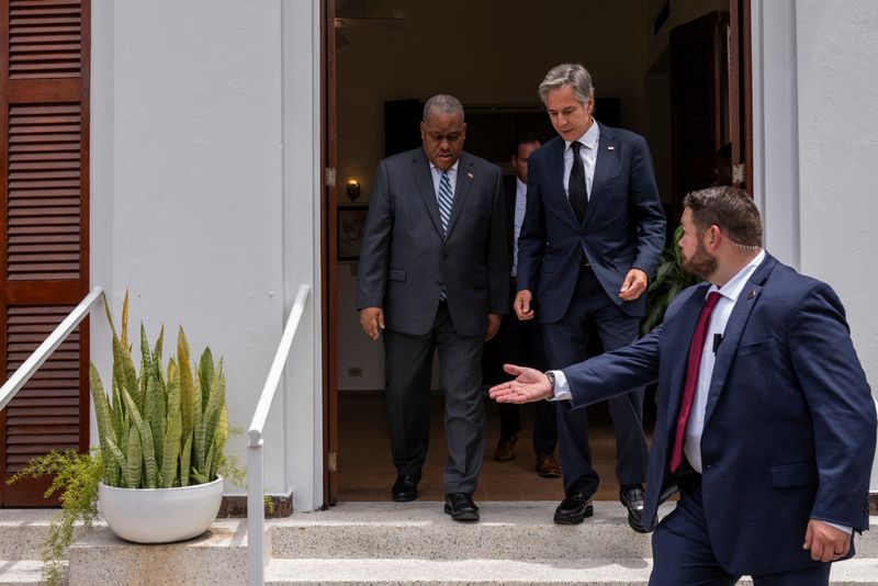 © Reuters. Haitian Prime Minister Garry Conille and U.S. Secretary of State Antony Blinken arrive for a press conference at the U.S. Chief of Mission Residence in Port Au Prince, Haiti, on September 5, 2024. Roberto Schmidt/Pool via REUTERS