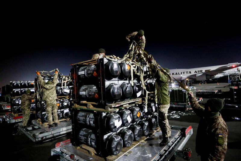 © Reuters. FILE PHOTO: Ukrainian service members unpack Javelin anti-tank missiles, delivered by plane as part of the U.S. military support package for Ukraine, at the Boryspil International Airport outside Kyiv, Ukraine February 10, 2022.  REUTERS/Valentyn Ogirenko/File Photo