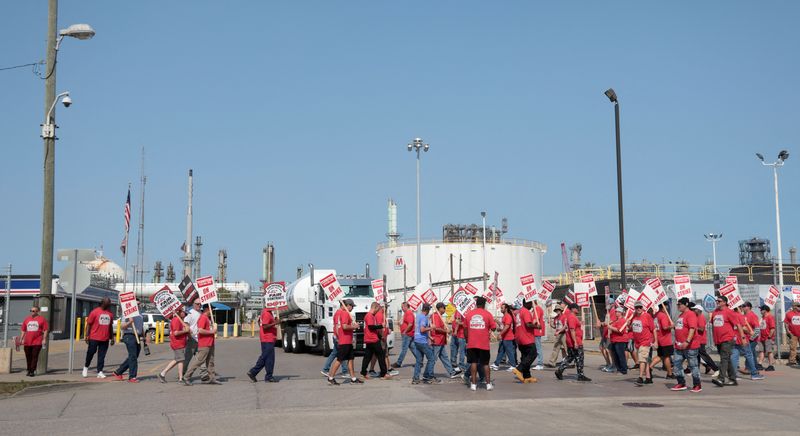 &copy; Reuters. Workers on strike at Marathon Petroleum's (MPC.N) Detroit refinery walk the picket line in Detroit, Michigan, U.S., September 4, 2024.  REUTERS/Rebecca Cook