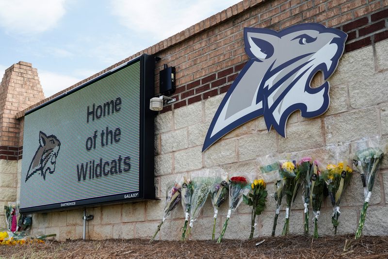 © Reuters. Flowers are seen at the Apalachee High School sign the day after a fatal shooting left four dead in Winder, Georgia, U.S. September 5, 2024. REUTERS/Elijah Nouvelage