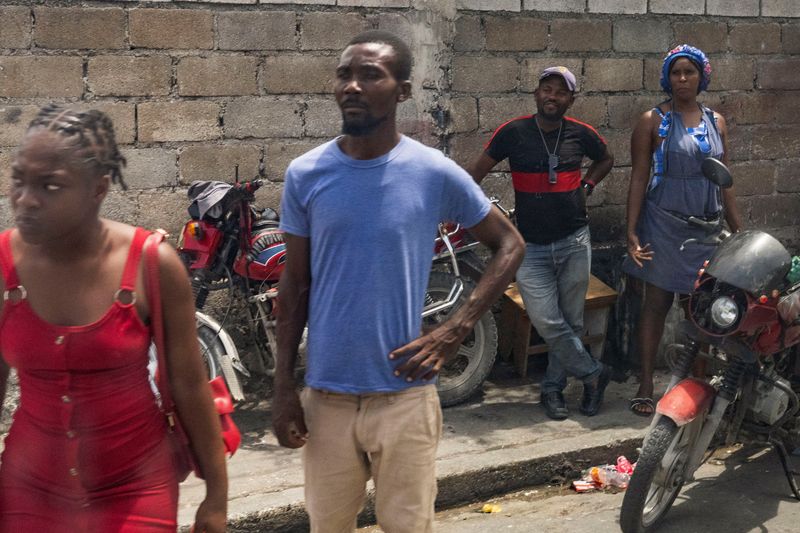 © Reuters. Haitians watch the motorcade of U.S. Secretary of State Antony Blinken travel through Port-au-Prince, Haiti, on September 5, 2024. Roberto Schmidt/Pool via REUTERS