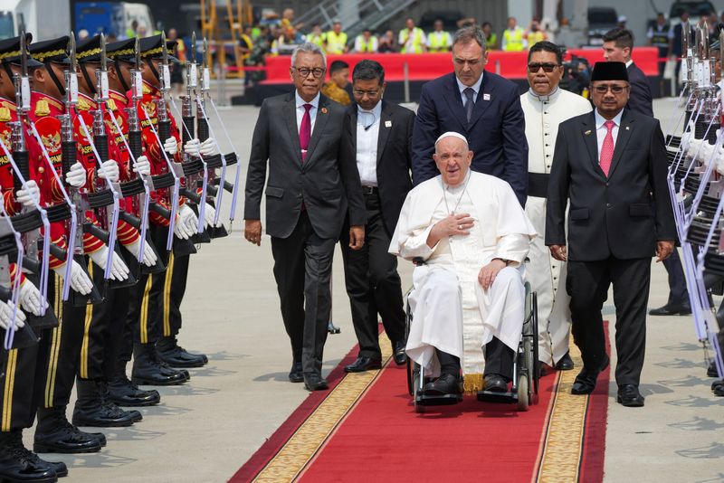 © Reuters. Pope Francis is taken past a guard of honour ahead of his departure from Jakarta Soekarno-Hatta International Airport, Indonesia, Friday, Sept. 6, 2024. Tatan Syuflana/Pool via REUTERS