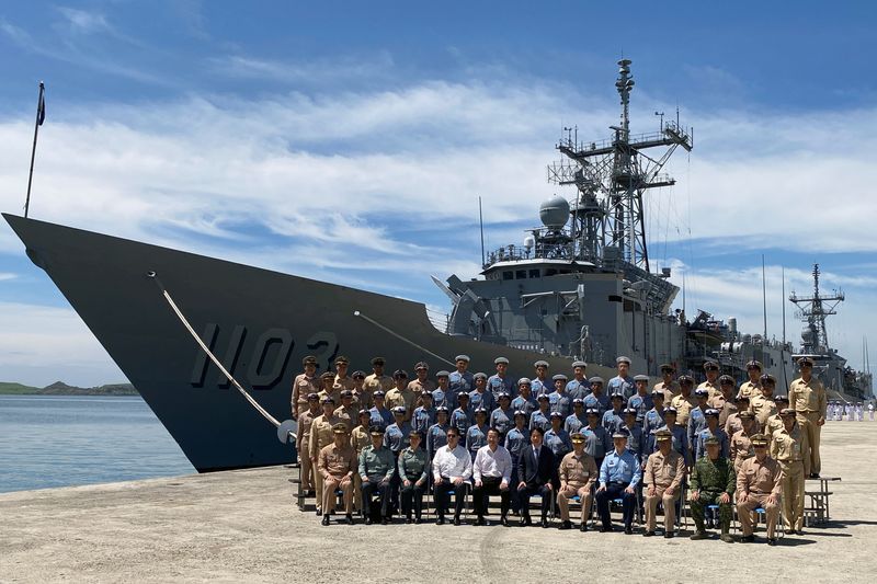 &copy; Reuters. Taiwan's President Lai Ching-te poses for a group picture in front of the Taiwan warship Cheng Ho as he visits Magong navy base in Penghu islands, Taiwan September 6, 2024. REUTERS/Ben Blanchard