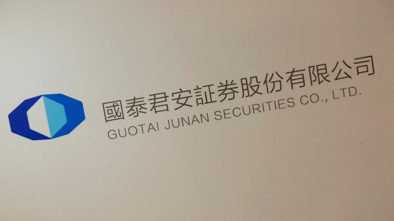 © Reuters. FILE PHOTO: A logo of Guotai Junan Securities is displayed at a news conference on the company's initial public offering in Hong Kong, China March 27, 2017.  REUTERS/Bobby Yip/File Photo