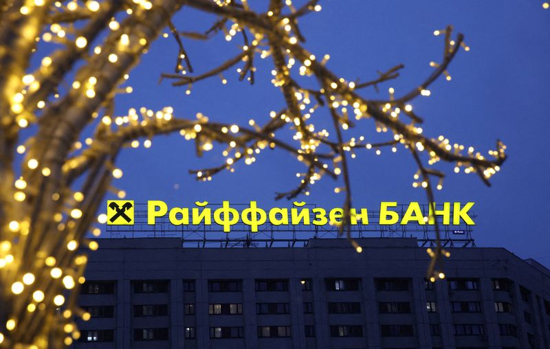 &copy; Reuters. Un'insegna pubblicitaria della Banca Raiffeisen è visibile dietro un'installazione illuminata a Mosca, Russia, 11 febbraio 2023. REUTERS/Tatyana Makeyeva