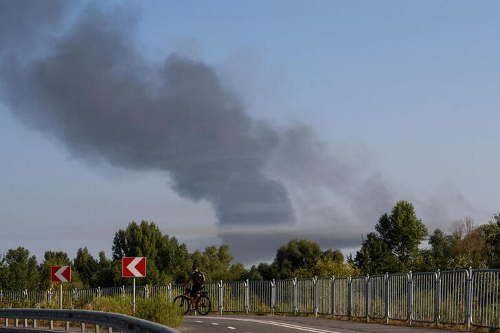 © Reuters. Smoke rises from the city's outskirts during a Russian missile and drone strike, amid Russia's attack on Ukraine, in Kyiv, Ukraine August 26, 2024. REUTERS/Vladyslav Musiienko/File Photo