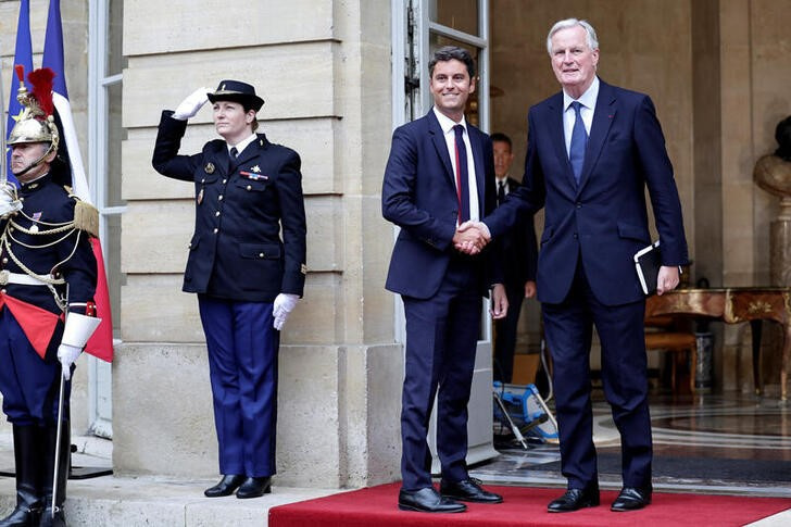 © Reuters. Newly appointed Prime minister Michel Barnier shakes hands with outgoing Prime minister Gabriel Attal during the handover ceremony at the Hotel Matignon in Paris, France, September 5, 2024. Stephane De Sakutin/Pool via REUTERS