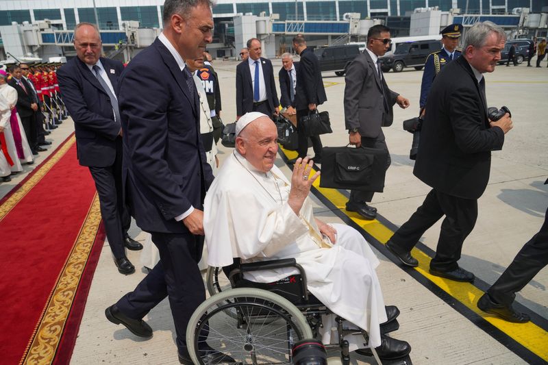 © Reuters. Pope Francis waves ahead of his departure from Jakarta Soekarno-Hatta International Airport, Indonesia, Friday, Sept. 6, 2024. Tatan Syuflana/Pool via REUTERS