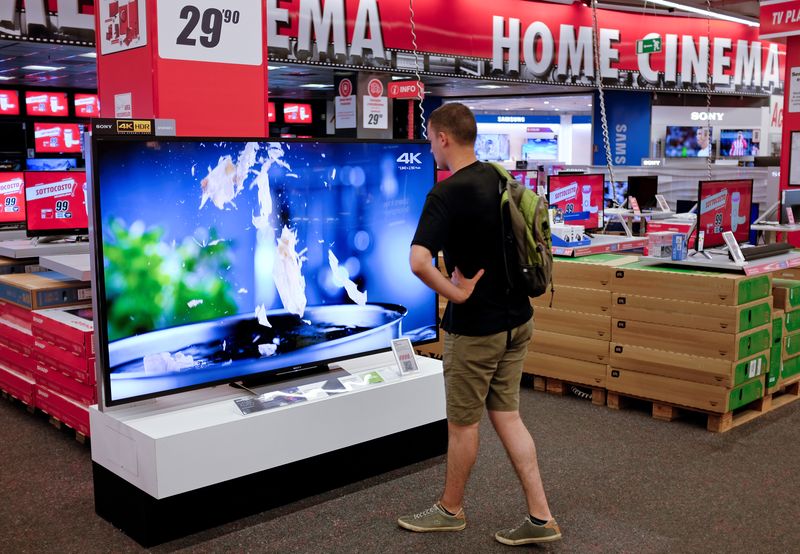 © Reuters. FILE PHOTO: A man looks at a television in a mall in Rome, Italy, May 19, 2017. REUTERS/Max Rossi/File Photo