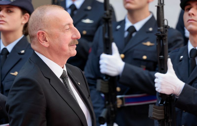 &copy; Reuters. Il presidente dell'Azerbaigian Ilham Aliyev guarda davanti a sé mentre incontra la premier Giorgia Meloni a Palazzo Chigi, a Roma, Italia, 5 settembre 2024. REUTERS/Remo Casilli