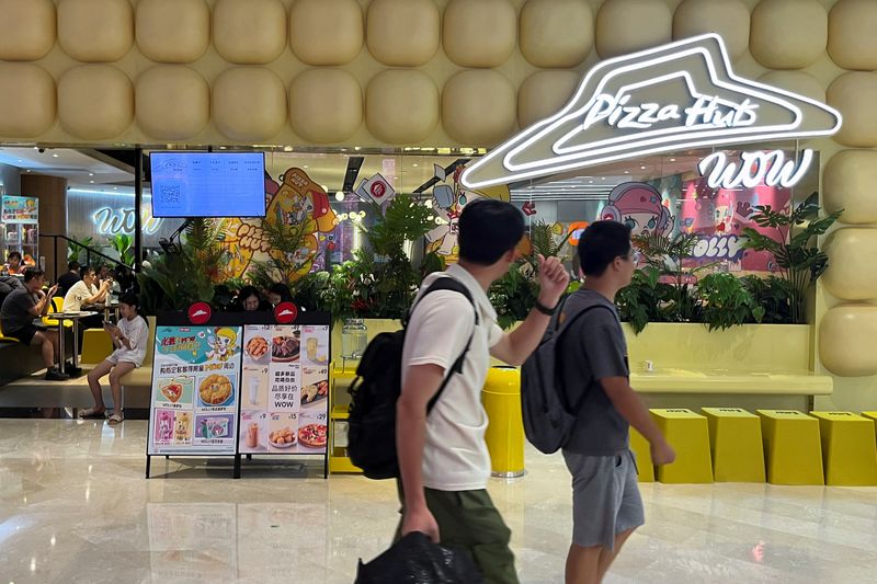 &copy; Reuters. People walk past a Pizza Hut Wow restaurant at a shopping mall in Shenzhen, Guangdong province, China September 6, 2024. REUTERS/David Kirton