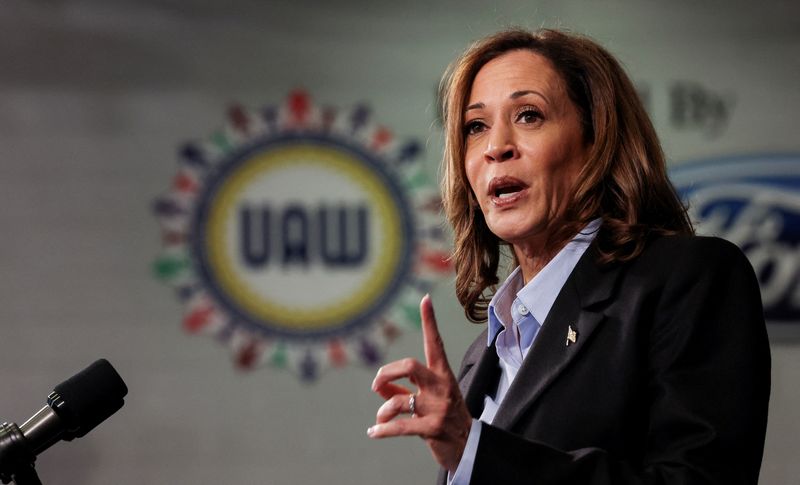 © Reuters. Democratic presidential nominee and U.S. Vice President Kamala Harris speaks at North Western High School in Detroit, Michigan, U.S., September 2, 2024. REUTERS/Brendan McDermid/File Photo