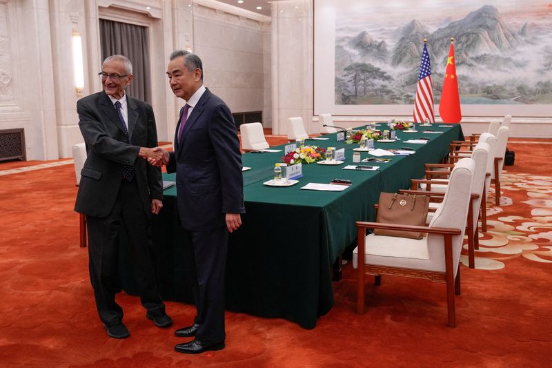 &copy; Reuters. White House Senior Advisor for Clean Energy John Podesta shakes hands with China's Foreign Minister Wang Yi on the day of their meeting at the Great Hall of the People in Beijing, China September 6, 2024.     Andy Wong/Pool via REUTERS