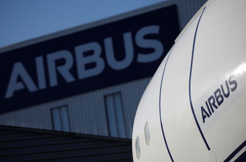 © Reuters. FILE PHOTO: The Airbus logo is pictured outside the Airbus facility in Saint-Nazaire, France November 7, 2023. REUTERS/Stephane Mahe/File Photo