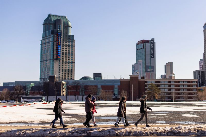 &copy; Reuters. FILE PHOTO: A group of people walk along a road, in Niagara Falls, Ontario, Canada March 7, 2023. REUTERS/Carlos Osorio/File Photo