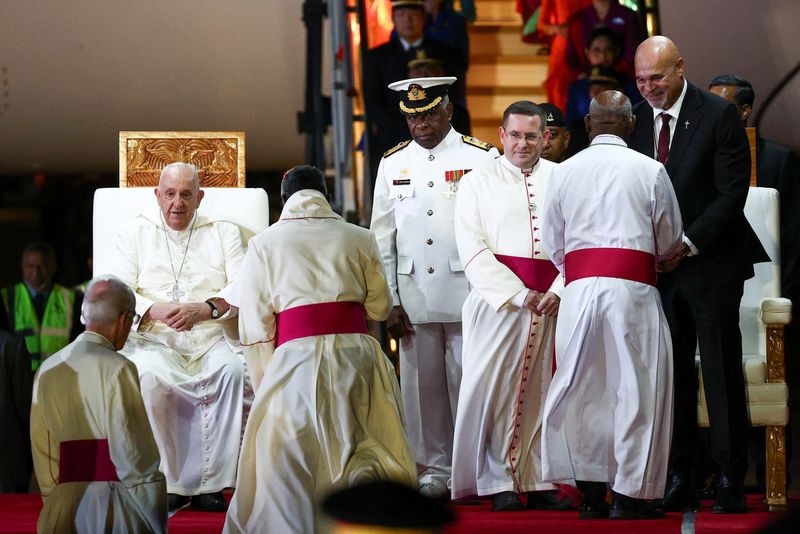 © Reuters. Pope Francis looks on during a welcome ceremony, after landing at Port Moresby Jackson International Airport, in Port Moresby, Papua New Guinea, September 6, 2024. REUTERS/Guglielmo Mangiapane