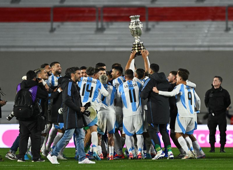 &copy; Reuters. Argentinos celebram conquista da Copa América após vencer Chile nas eliminatóriasn 5/9/2024    REUTERS/Rodrigo Valle