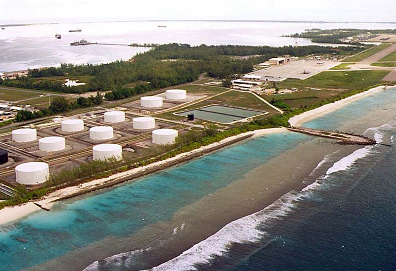 ©Reuters. Foto de arquivo de tanques de combustível à beira de uma pista de pouso militar em Diego Garcia, a maior ilha do arquipélago de Chagos e local de uma importante base militar dos EUA no meio do Oceano Índico, arrendada da Grã-Bretanha em 1966. clh/HO/EUA CLH/foto de arquivo