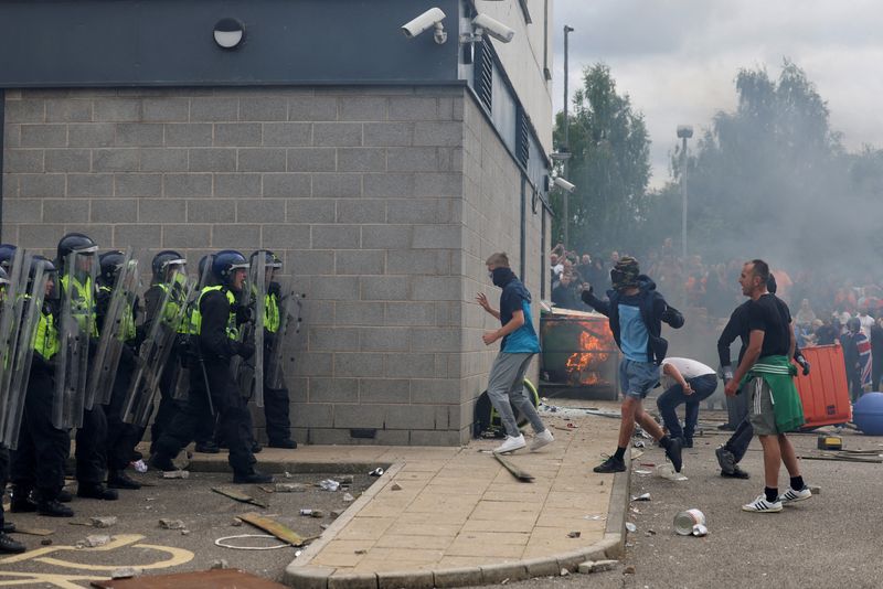 © Reuters. FILE PHOTO: Demonstrators clash with police officers during an anti-immigration protest, in Rotherham, Britain, August 4, 2024. REUTERS/Hollie Adams/File Photo