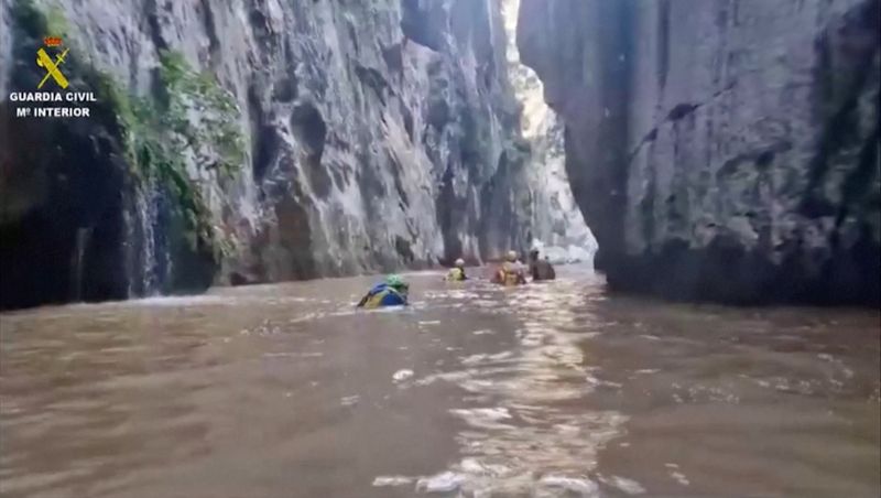 © Reuters. FILE PHOTO: Search and rescue team swim at the gorge during search efforts of Britons missing in Mallorca canyon where they were hiking, in Torrent de Pareis, Mallorca, Spain, in this screen grab obtained from a handout video released on September 5, 2024. Guardia Civil/Handout via REUTERS/File Photo