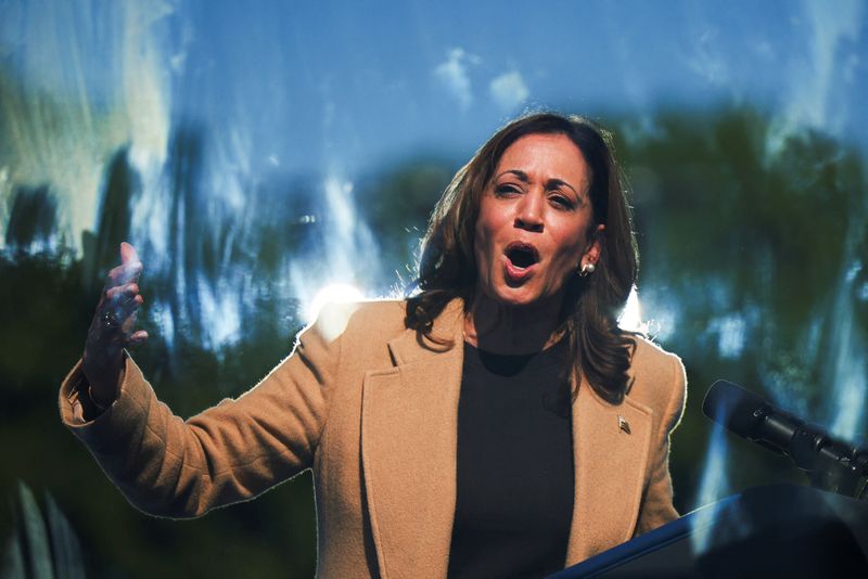 &copy; Reuters. Democratic presidential nominee and U.S. Vice President Kamala Harris speaks behind a protective glass during a campaign stop in North Hampton, New Hampshire, U.S. September 4, 2024. REUTERS/Brian Snyder/File Photo