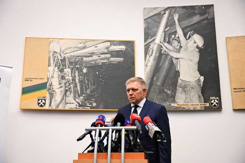 &copy; Reuters. Slovakia's Prime Minister Robert Fico speaks during his visit of Handlova, the town where a gunman shot him in May in an attempted assassination, in Handlova, Slovakia, September 6, 2024. REUTERS/Radovan Stoklasa