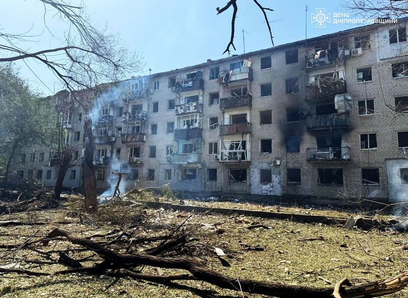 © Reuters. A view shows a site of a Russian missile strike, amid Russia's attack on Ukraine, in the town of Pavlohrad, Dnipropetrovsk region, Ukraine September 6, 2024. Press service of the State Emergency Service of Ukraine in Dnipropetrovsk region/Handout via REUTERS