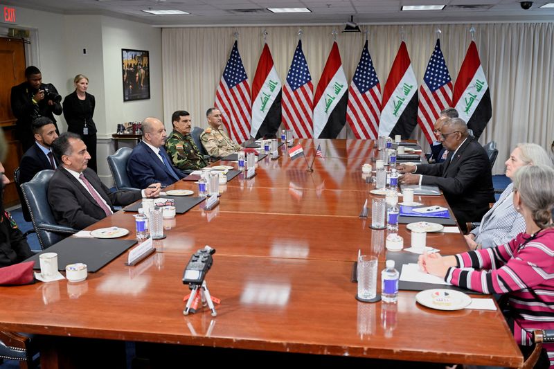 &copy; Reuters. FILE PHOTO: U.S. Defense Secretary Lloyd Austin meets with Iraq Defense Minister Muhammad Al-Abbasi at the Pentagon in Washington, U.S., July 23, 2024. REUTERS/Craig Hudson/File Photo